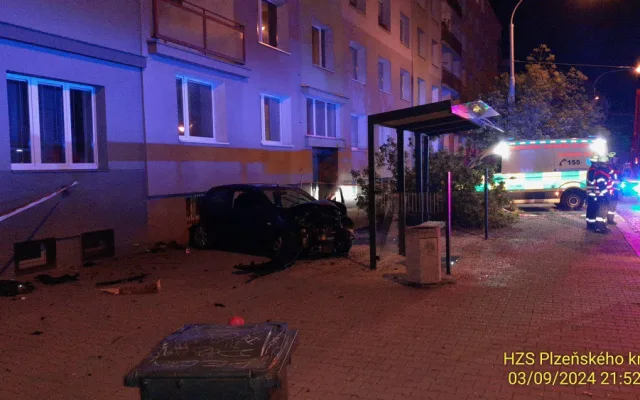 Osobák nejdříve narazil do stromu a pak vletěl do prosklené zastávky MHD, kterou zdemoloval