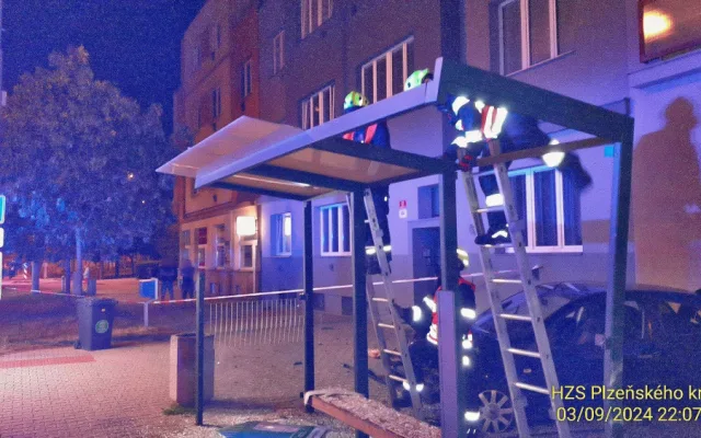 Osobák nejdříve narazil do stromu a pak vletěl do prosklené zastávky MHD, kterou zdemoloval