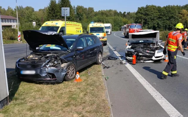 Pět osob utrpělo zranění při střetu dvou osobních automobilů a dvou motocyklů nedaleko od hranice se SRN