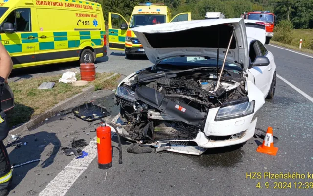 Pět osob utrpělo zranění při střetu dvou osobních automobilů a dvou motocyklů nedaleko od hranice se SRN