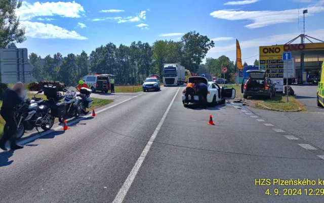 Pět osob utrpělo zranění při střetu dvou osobních automobilů a dvou motocyklů nedaleko od hranice se SRN