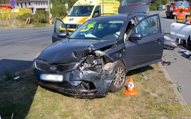 Pět osob utrpělo zranění při střetu dvou osobních automobilů a dvou motocyklů nedaleko od hranice se SRN