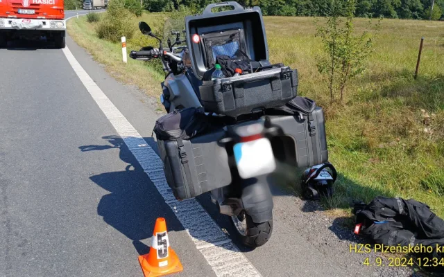 Pět osob utrpělo zranění při střetu dvou osobních automobilů a dvou motocyklů nedaleko od hranice se SRN