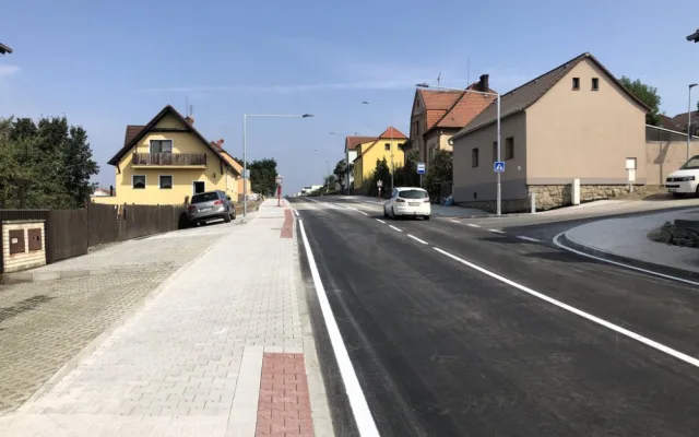Nové chodníky i osvětlený přechod, další zastávky MHD jsou o něco bezpečnější