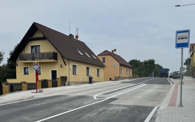Nové chodníky i osvětlený přechod, další zastávky MHD jsou o něco bezpečnější