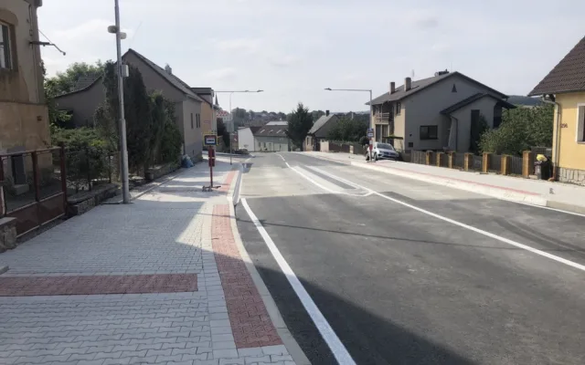Nové chodníky i osvětlený přechod, další zastávky MHD jsou o něco bezpečnější