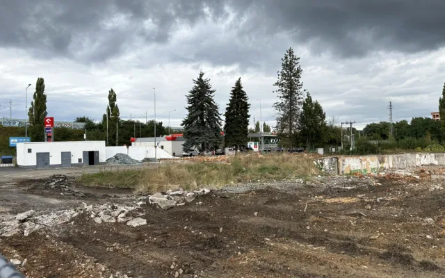 Ostudné Skleněné peklo je už minulostí. Z areálu kolem největší černé stavby zmizely i další objekty