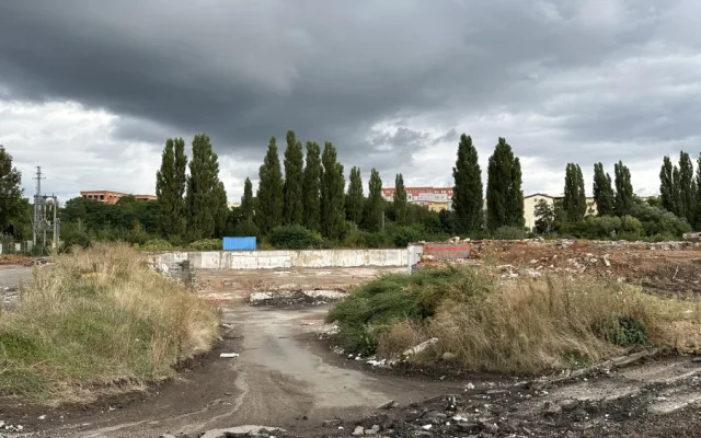 Ostudné Skleněné peklo je už minulostí. Z areálu kolem největší černé stavby zmizely i další objekty