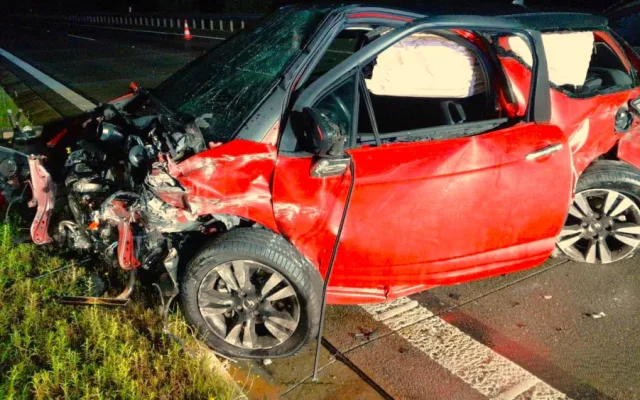 Řidička BMW na dálnici smetla devatenáctiletého řidiče, který vystoupil z havarovaného vozu. Nehodu nepřežil