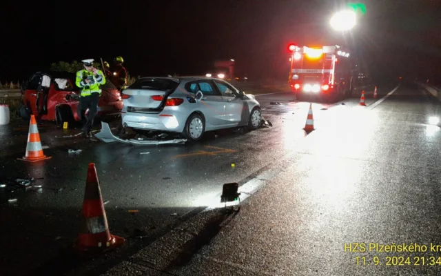 Řidička BMW na dálnici smetla devatenáctiletého řidiče, který vystoupil z havarovaného vozu. Nehodu nepřežil