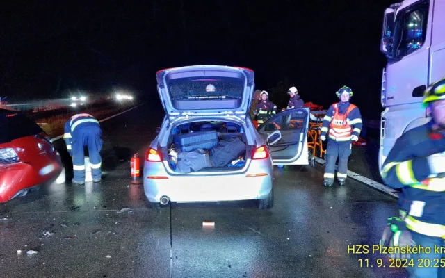 Řidička BMW na dálnici smetla devatenáctiletého řidiče, který vystoupil z havarovaného vozu. Nehodu nepřežil