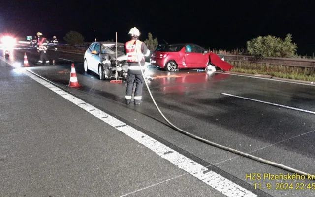 Řidička BMW na dálnici smetla devatenáctiletého řidiče, který vystoupil z havarovaného vozu. Nehodu nepřežil