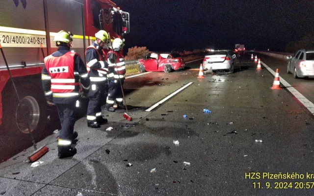 Řidička BMW na dálnici smetla devatenáctiletého řidiče, který vystoupil z havarovaného vozu. Nehodu nepřežil