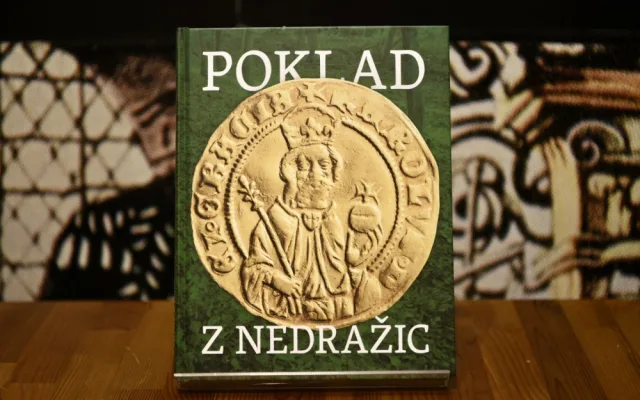 Při procházce se psem našli stovky mincí z doby Karla IV., podrobnosti o nálezu odhaluje nová kniha