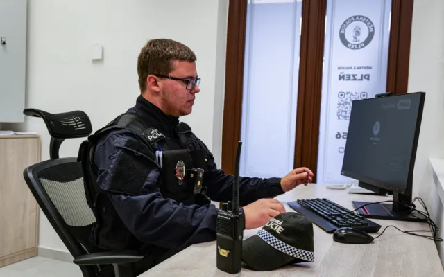 Strážníci mají k dispozici novou služební místnost na hlavním nádraží, město si od toho slibuje vyšší bezpečnost v okolí