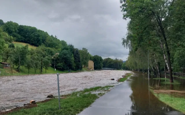 Otava v Sušici v sobotku odpoledne, foto: Hasiči Sušice