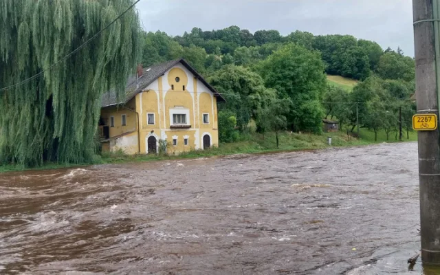 Otava v Sušici v sobotku odpoledne, foto: Hasiči Sušice