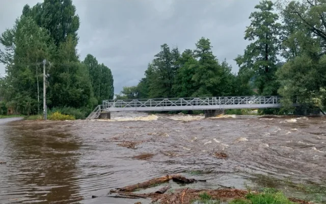 Otava v Sušici v sobotku odpoledne, foto: Hasiči Sušice