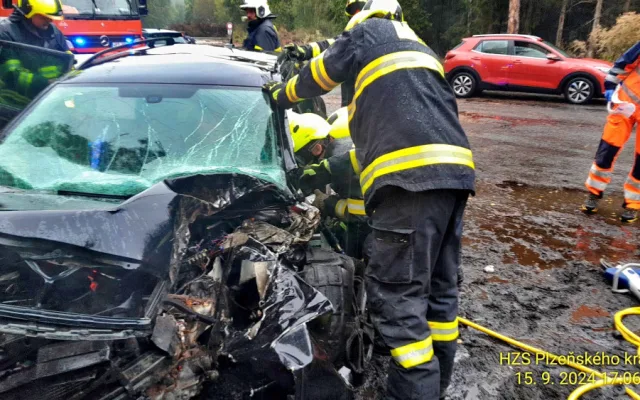 Škodovka po smyku na mokru narazila do silného stromu, řidič utrpěl těžké zranění