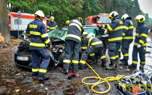 Škodovka po smyku na mokru narazila do silného stromu, řidič utrpěl těžké zranění
