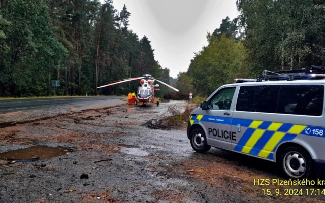 Škodovka po smyku na mokru narazila do silného stromu, řidič utrpěl těžké zranění