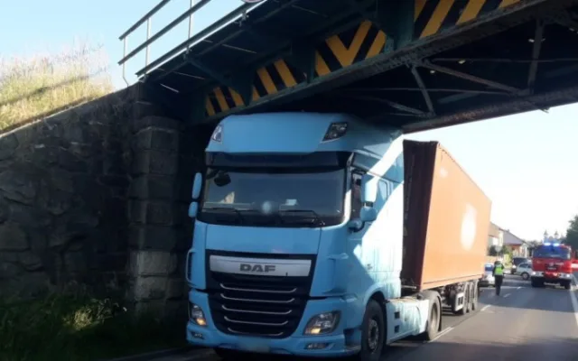 Nepozorní řidiči končí neslavně pod mostem
