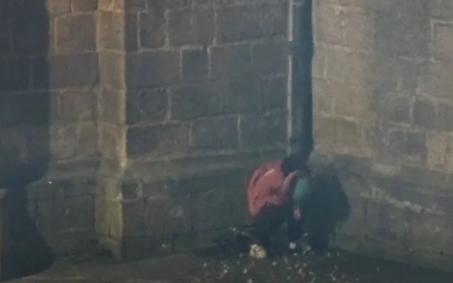 VIDEO: Žena se vymočila na katedrálu, její nechutný výstup natočila kamera