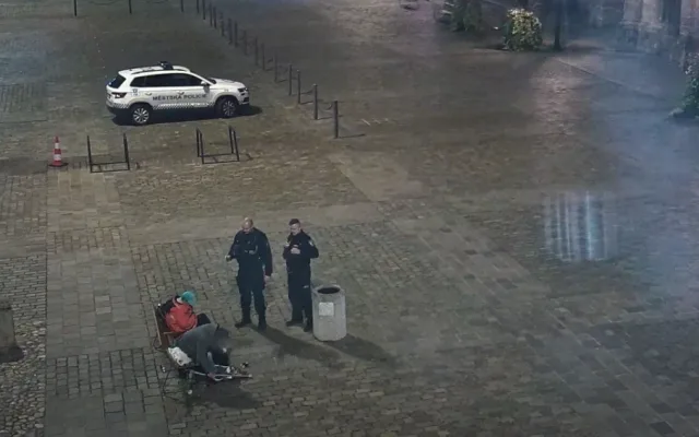 VIDEO: Žena se vymočila na katedrálu, její nechutný výstup natočila kamera