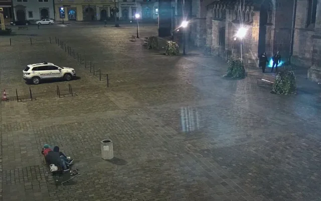 VIDEO: Žena se vymočila na katedrálu, její nechutný výstup natočila kamera