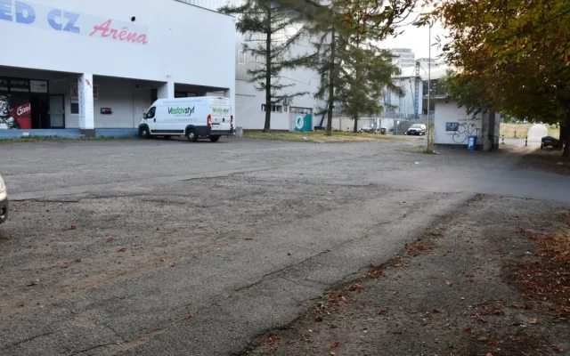 Plocha před zimním stadionem projde po letech zásadní proměnou za 5,7 milionu korun