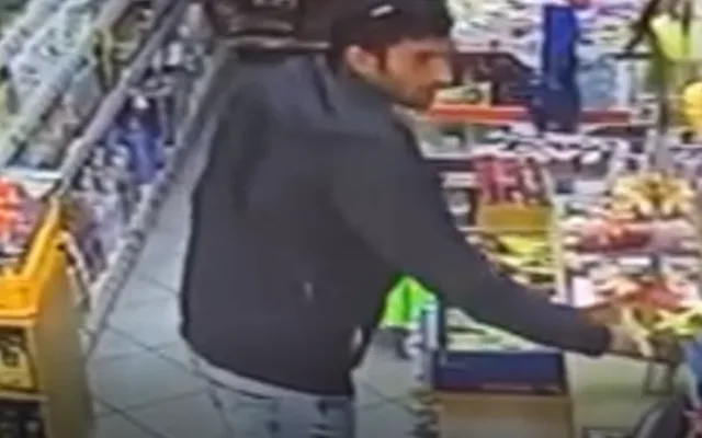 Kriminalisté hledají muže ze záběrů bezpečnostních kamer. Oba použili ukradenou platební kartu