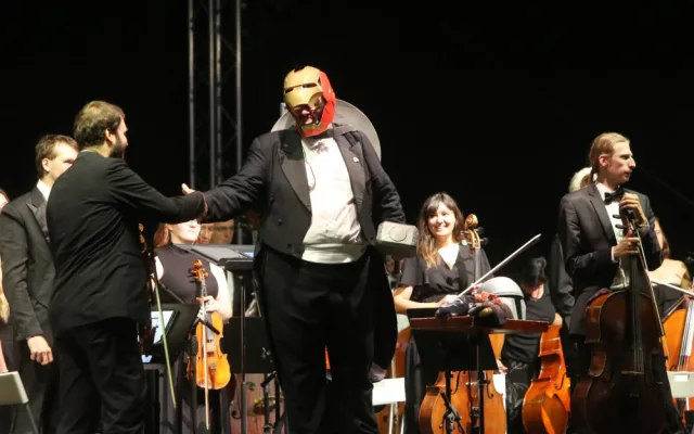 Rád se chodím historicky znemožnit, říká dirigent Jiří Korynta, diváky baví filmovými melodiemi i kostýmy