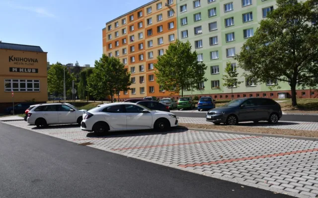 Díky rekonstrukci vnitrobloků vnikla nová parkovací místa a přibyla zeleň