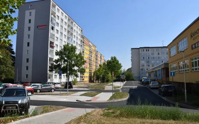 Díky rekonstrukci vnitrobloků vnikla nová parkovací místa a přibyla zeleň