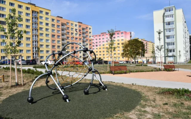 Díky rekonstrukci vnitrobloků vnikla nová parkovací místa a přibyla zeleň