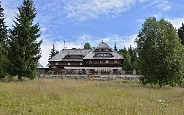Slavná Klostermannova oslaví 100 let od svého otevření. Jde o nejznámější rekreační objekt na Šumavě