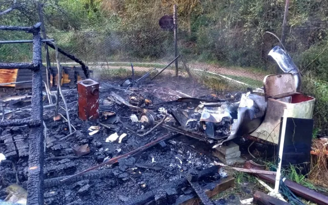 Z karavanu zbyly po ranním požáru jen kovové části. Uvnitř našli hasiči prasklou tlakovou lahev na plyn
