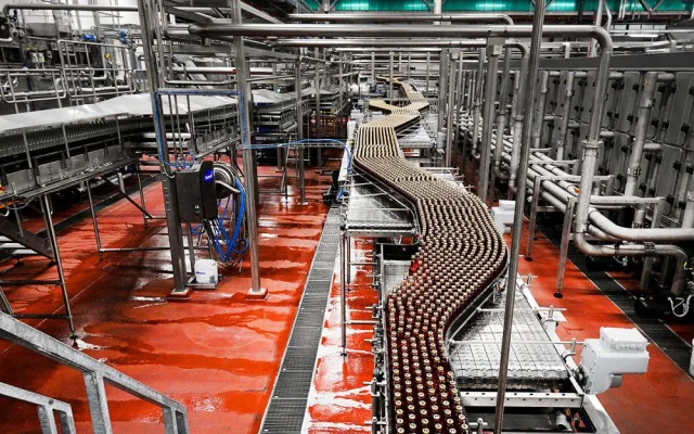Novou automatizovanou stáčecí linku na skleněné obaly za 700 milionů korun zprovoznil pivovar Plzeňský Prazdroj