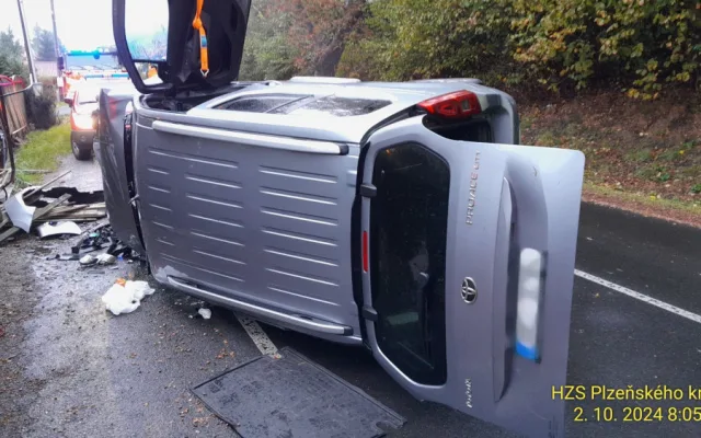 Děsivá nehoda osobního automobilu, po nárazu do plotu zůstal na boku s totálně sešrotovaným předkem