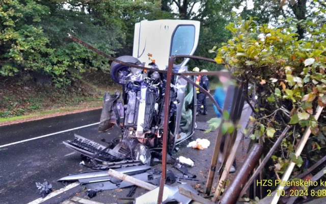 Děsivá nehoda osobního automobilu, po nárazu do plotu zůstal na boku s totálně sešrotovaným předkem