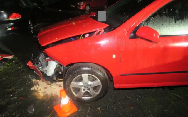 Řidič se svým BMW vyletěl ze silnice do areálu autobazaru, kde zdemoloval deset vystavených vozidel