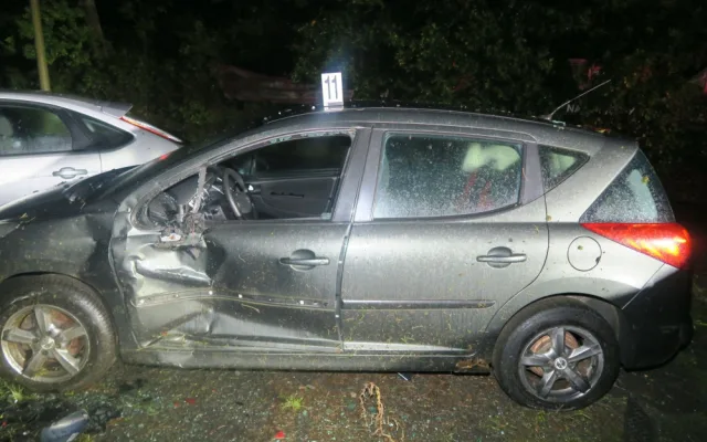 Řidič se svým BMW vyletěl ze silnice do areálu autobazaru, kde zdemoloval deset vystavených vozidel
