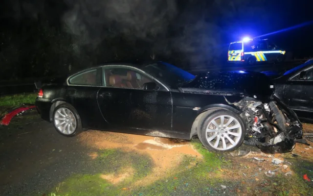 Řidič se svým BMW vyletěl ze silnice do areálu autobazaru, kde zdemoloval deset vystavených vozidel