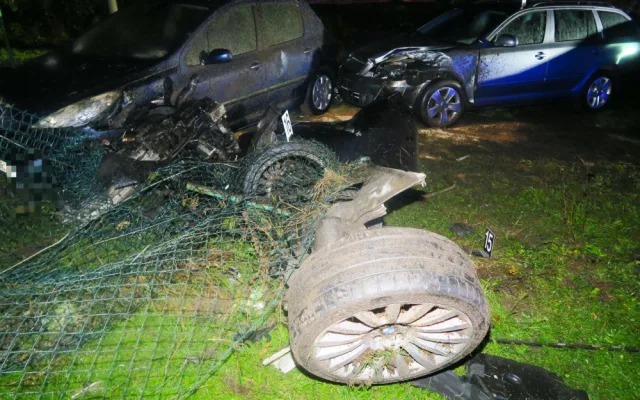 Řidič se svým BMW vyletěl ze silnice do areálu autobazaru, kde zdemoloval deset vystavených vozidel