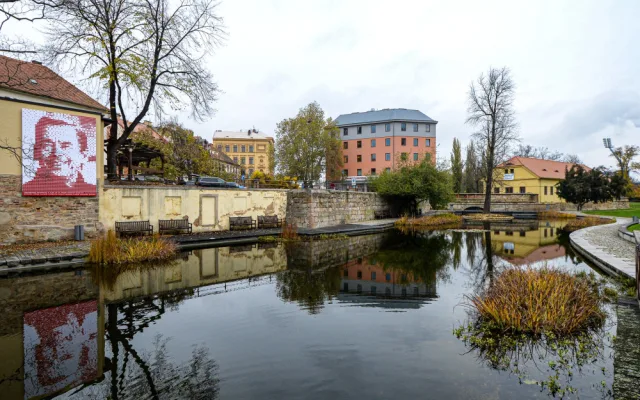 V Mlýnské strouze je také velkoformátový obraz Václava Havla. Portrét tvoří srdíčka a je dílem studenty ZČU Terezy Fialové.