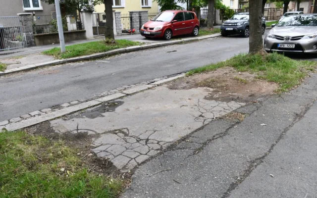 Ulice Kapitána Jaroše se dočká opravy vozovky i chodníků, dožívající jasany půjdou pryč