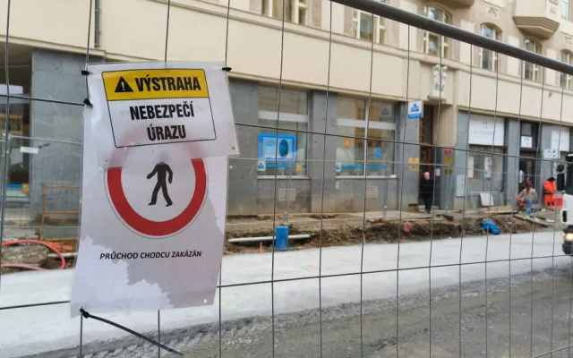 Konečně se dočkají řidiči, chodci i obchodníci, 11. listopadu má skončit oprava tramvajové trati ve Zbrojnické