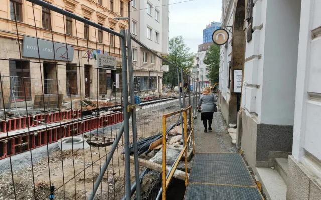 Konečně se dočkají řidiči, chodci i obchodníci, 11. listopadu má skončit oprava tramvajové trati ve Zbrojnické