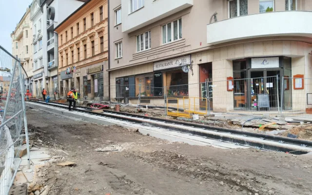 Konečně se dočkají řidiči, chodci i obchodníci, 11. listopadu má skončit oprava tramvajové trati ve Zbrojnické
