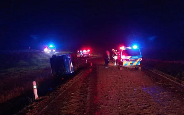 Autobus se převrátil na bok do příkopu. Dostal smyk na silnici, kterou silně znečistila vrstv kluzkého bahna